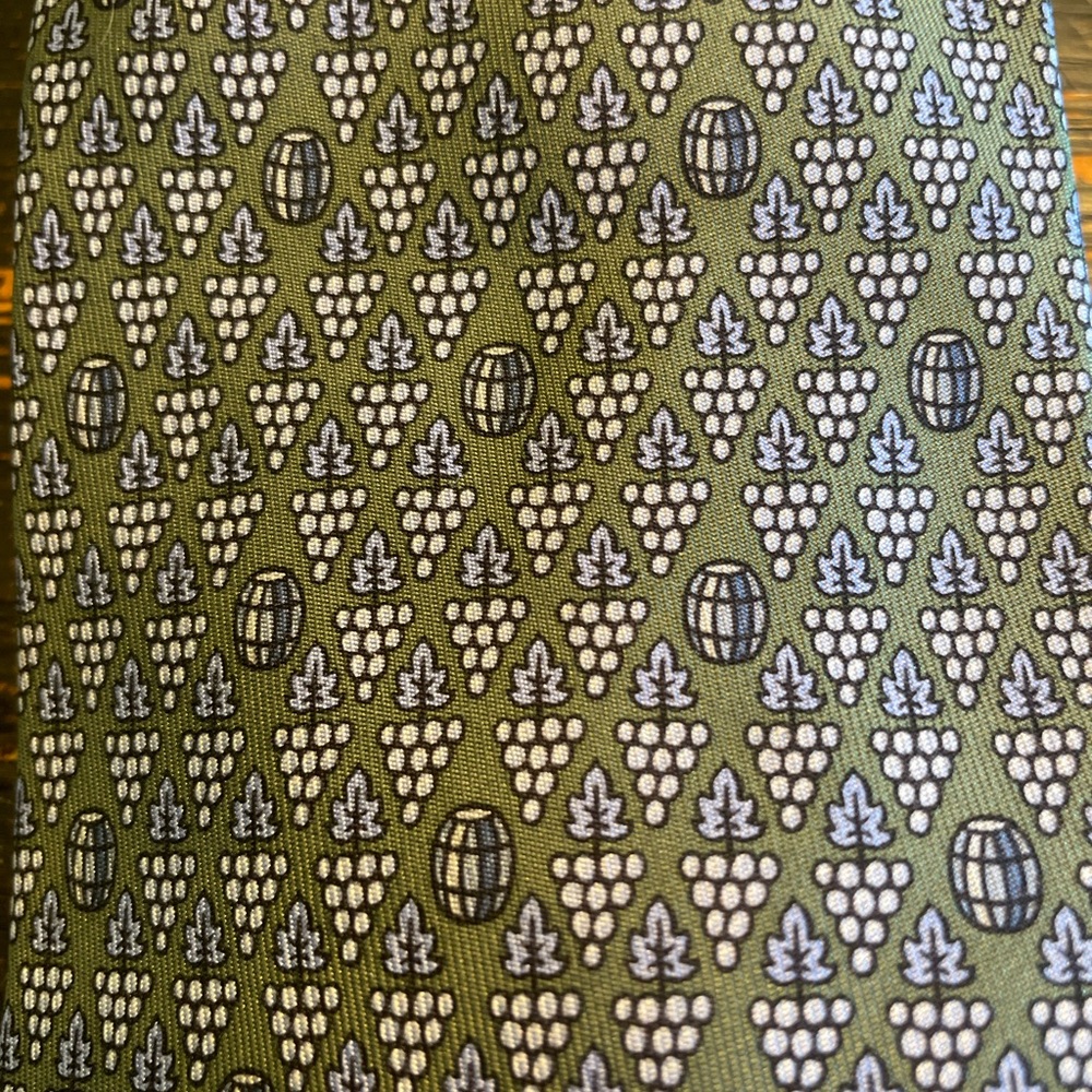 Hermes Green Grape and Wine Barrel Mens Silk Tie - Picture 3 of 7